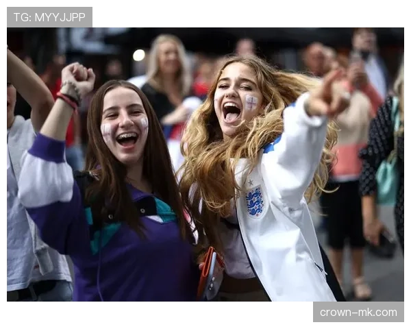 欧洲杯热潮席卷全球,球迷抢购周边商品热潮持续升温 欧洲杯热潮席卷全球,球迷抢购周边商品热潮持续升温