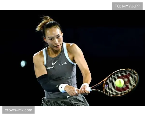 郑钦文球场上是野孩子，家里客厅像样板间，这反差看着就上头